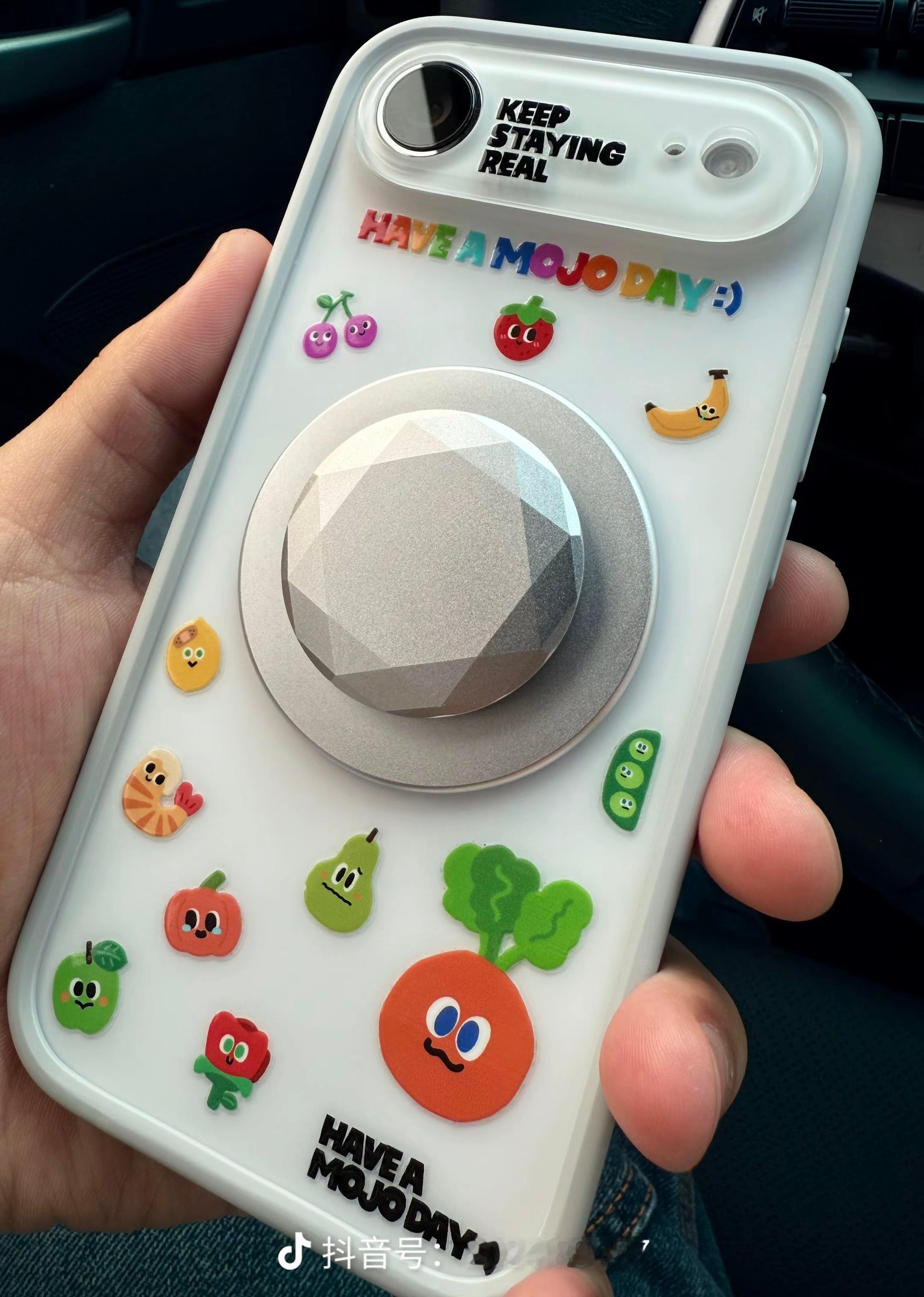 iPhoneAir 的镜盖跟官方框框壳搭配相当和谐我们的平嵌磁盘跟泡泡骚气囊搭配