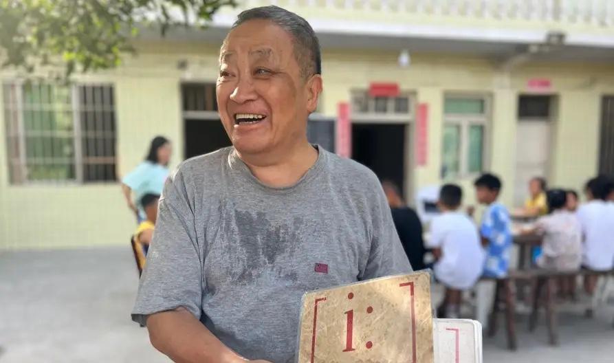 “这退休教授火了！”重庆，一位退休教授去贵州避暑，意外看到山区孩子英语教学水平低