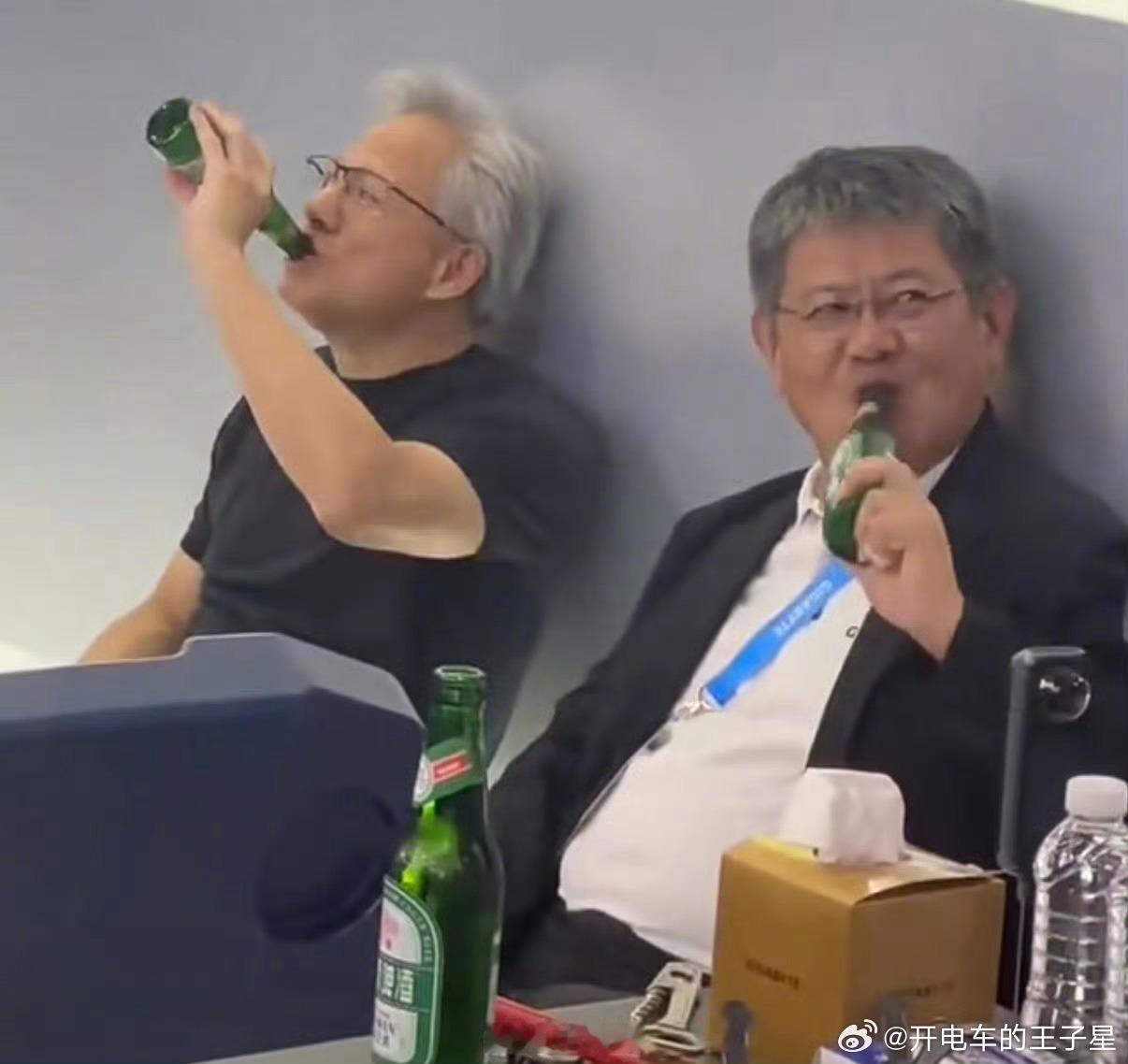 黄仁勋躺地喝啤酒黄仁勋也太接地气了这才是企业高管大家喜欢的看到的样子 话说这是什