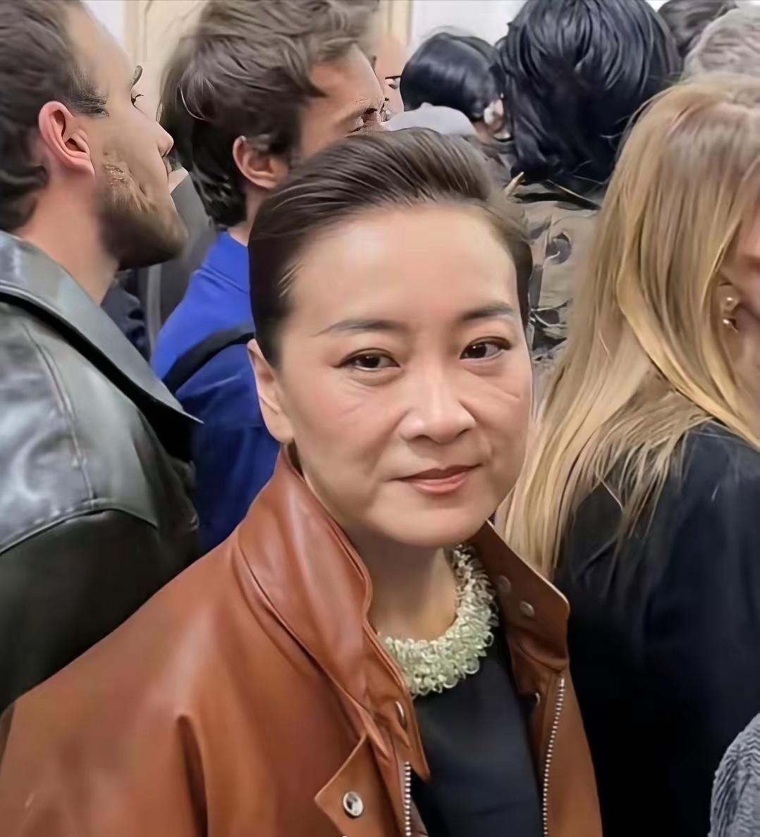 这是贾玲吗？一下变得都不像了。怎么是这个样子，怎么一点都不像了，原来的贾玲肉乎乎