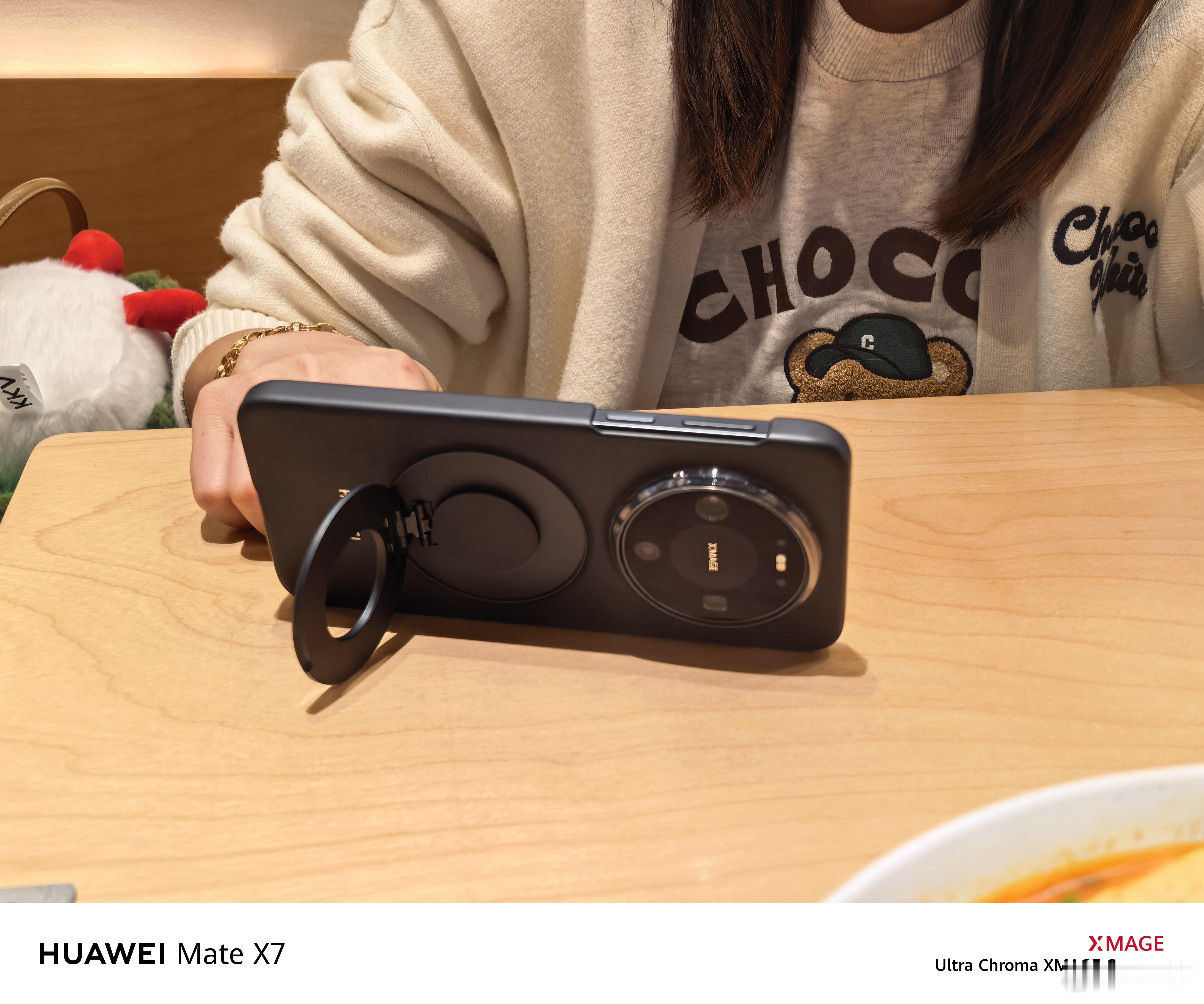 今天高消费了路过华子店，发现这个官方壳，做工、质感、支架的阻尼都不错，还支持磁吸