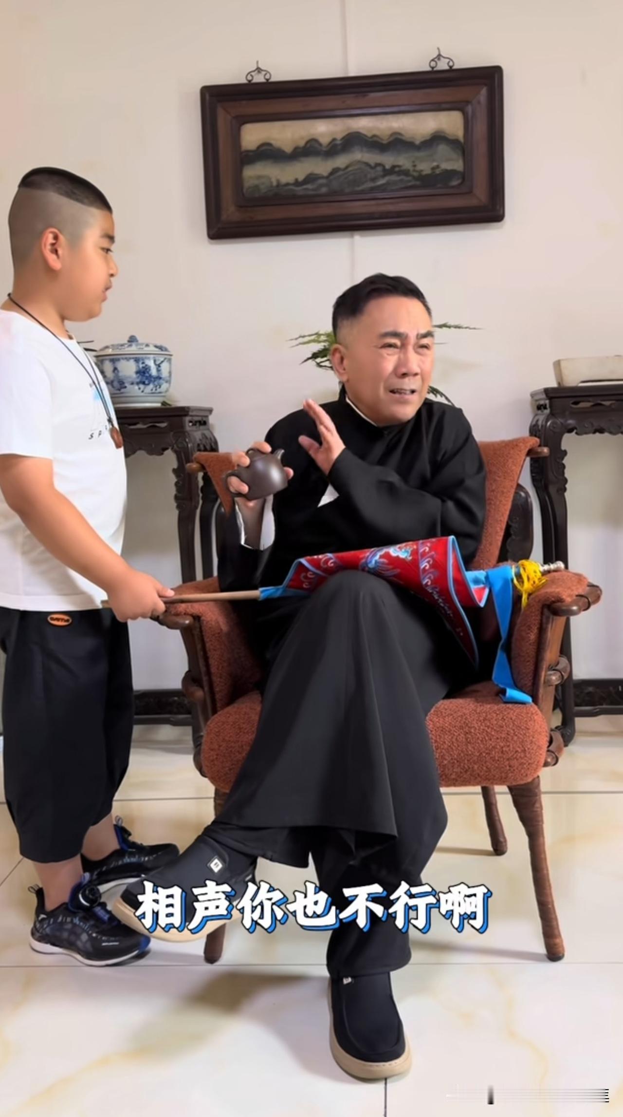杨议疑似讽刺郭德纲？

杨议对小徒弟说，相声你不行，别人不敢说的屎尿屁，你什么都