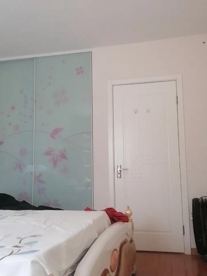 房子租期到12月就满了，要不要续租我一直拿不定主意，思来想去有好几个缘由，实在不