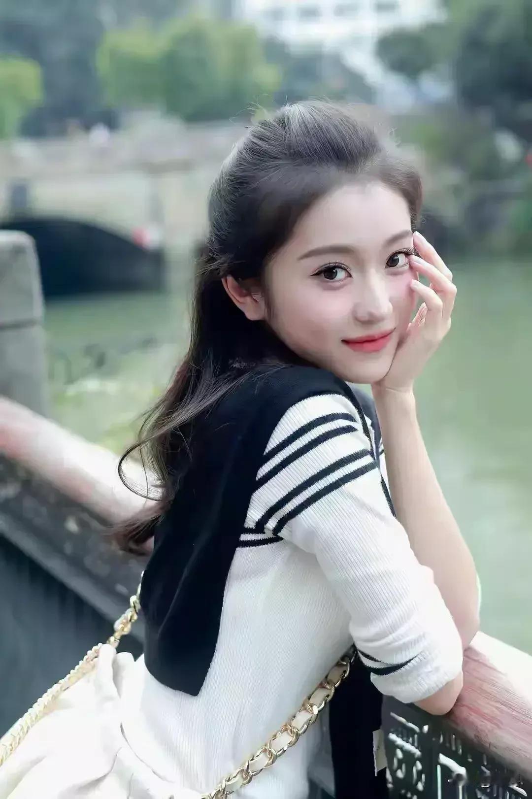 四川校花美出圈了，朝气蓬勃，灿若朝阳，妥妥的校园初恋女神，元气少女在河畔的甜美瞬