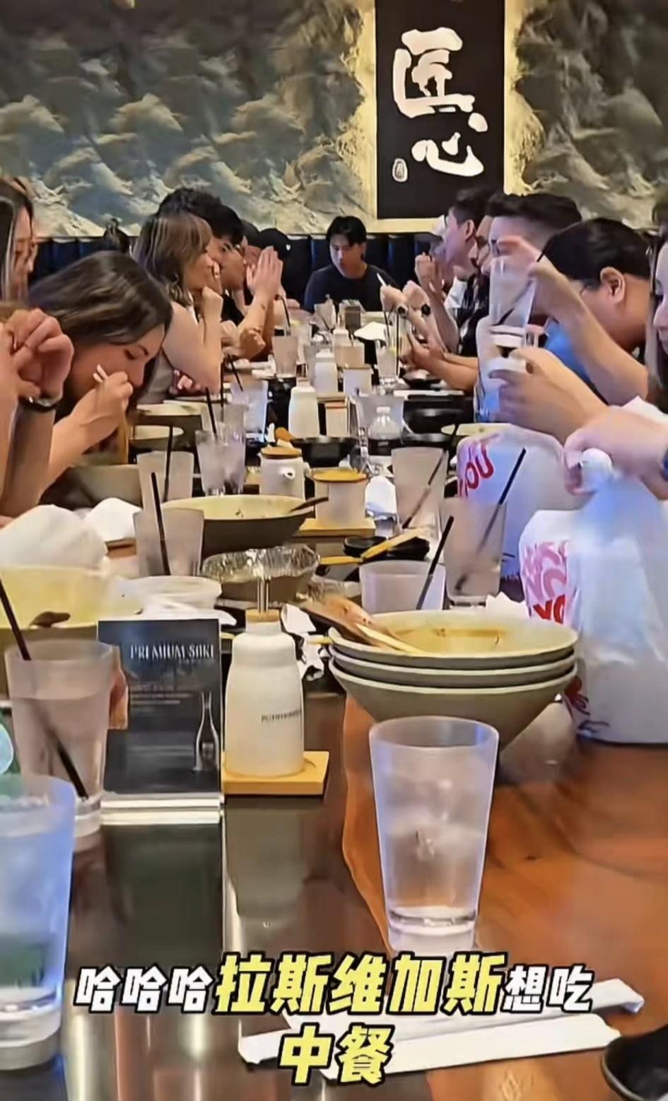 不是说外国人不爱吃中餐吗？这家开在拉斯维加斯的面馆坐满了人。
卖的看着是拉面和刀