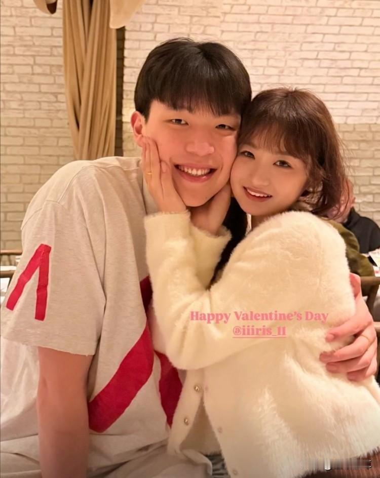 女大三抱金砖，21岁的杨瀚森为24岁的女朋友庆祝生日！

近日，杨瀚森的女朋友在