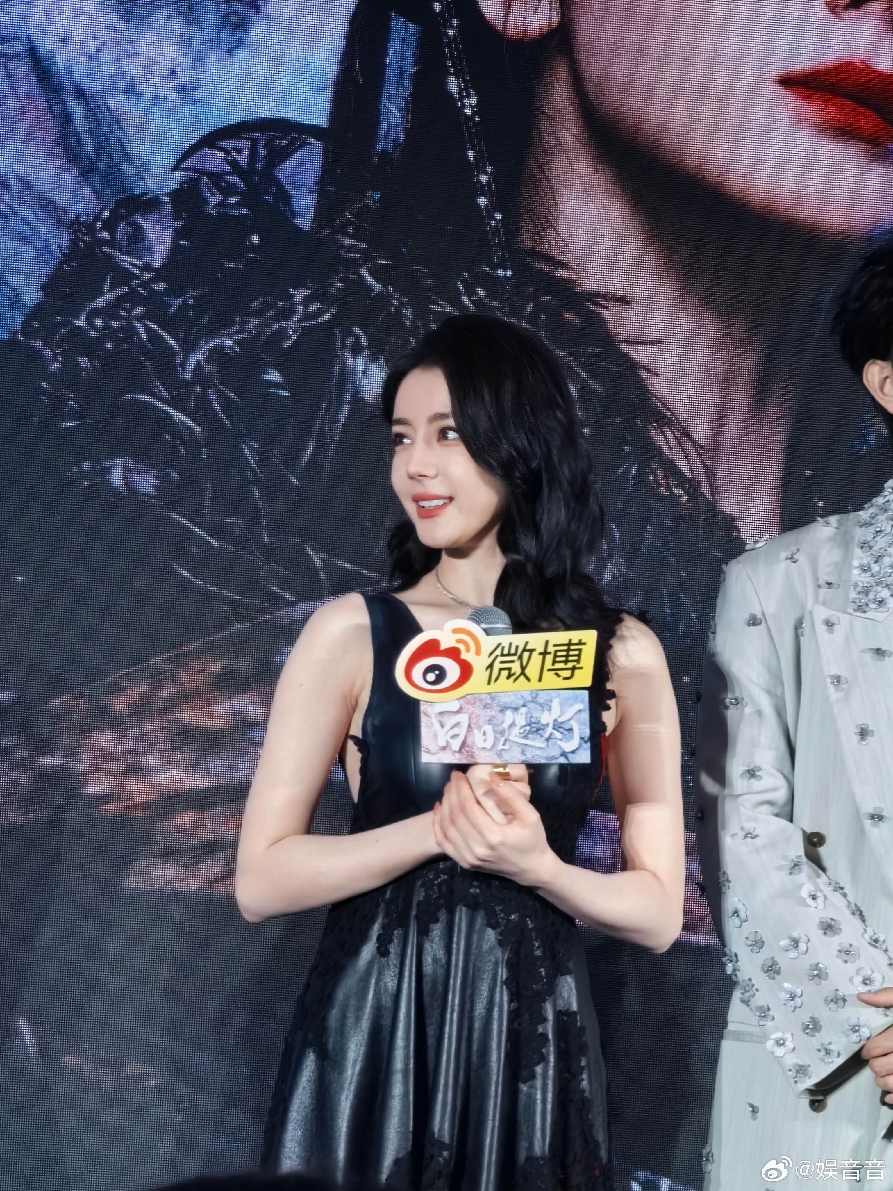 陈飞宇帮迪丽热巴戴脸链 陈飞宇和迪丽热巴戴脸链的画面太让人上头了！我已经开始幻想