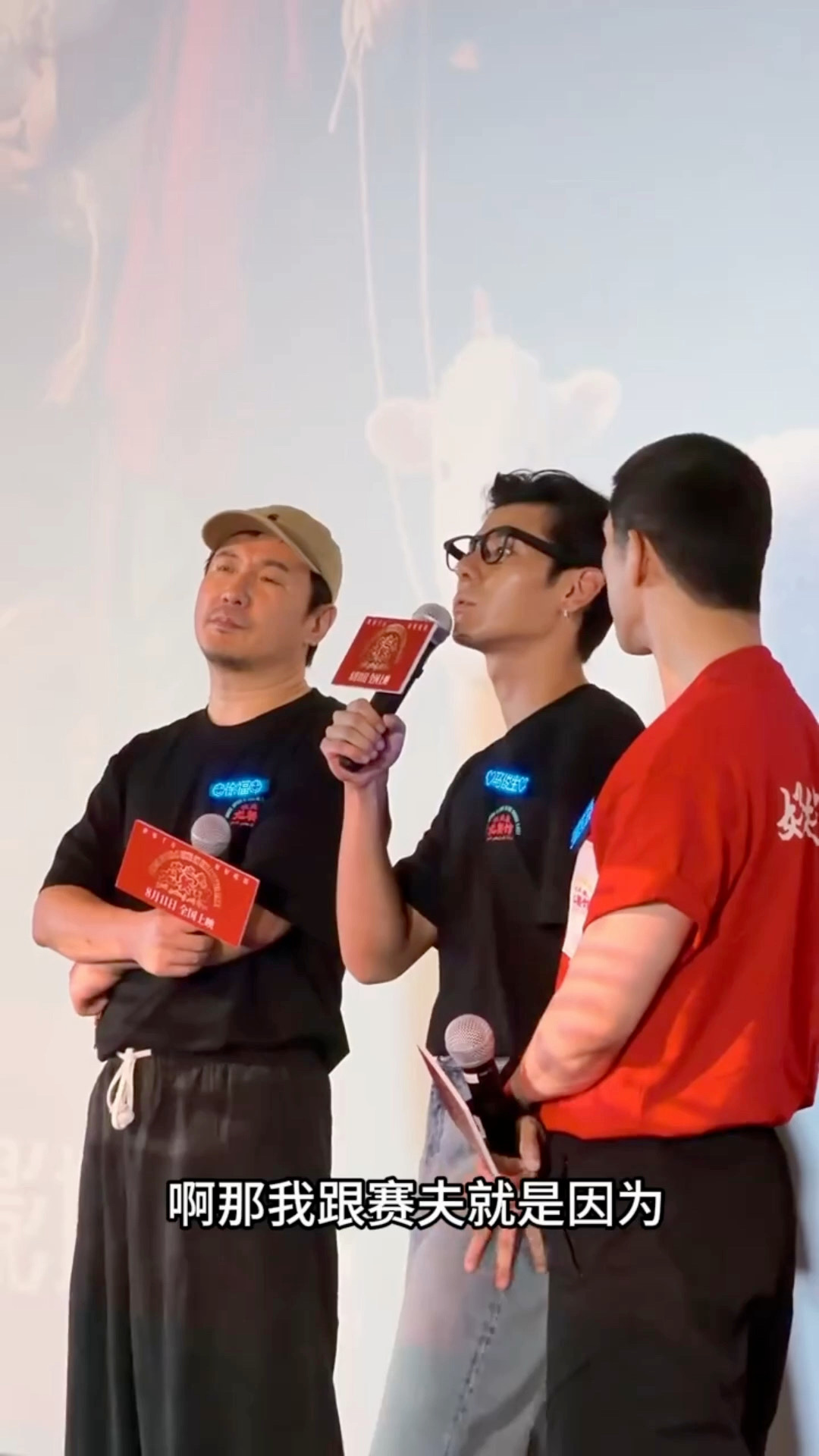 蒋奇明戏里戏外都在带娃蒋奇明和外国小孩处挺好蒋奇明全程解锁带娃支线啦！拍摄间隙耐