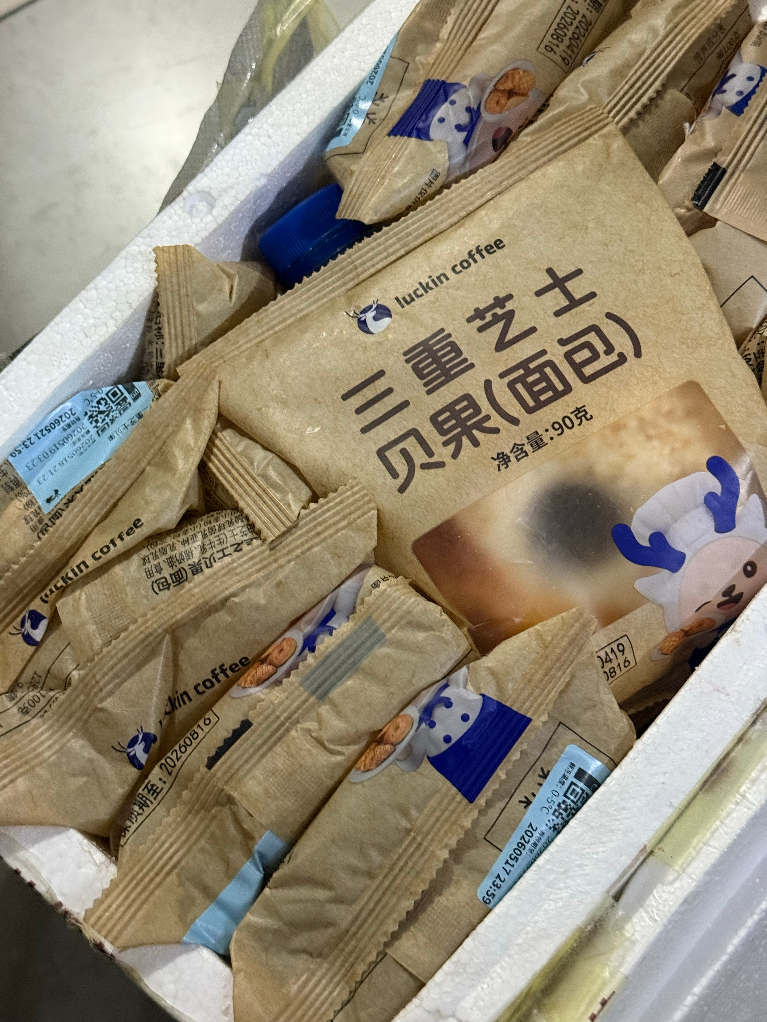 最近是一整个瑞幸脑袋 三重芝士贝果我心中的神 🥯 