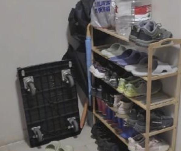 果然打败魔法的只有魔法！
湖南的一男子，他邻居经常性将鞋架，以及杂物堆放在楼道，