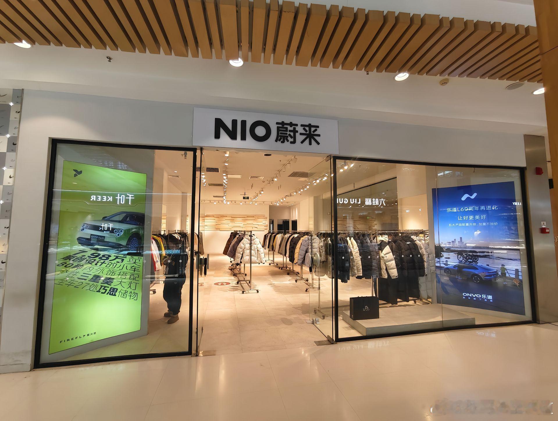 胖哥汽车频道 蔚来还有实体门店呢？我们小伙伴在线上买过书包、零食、衣服、露营车啥