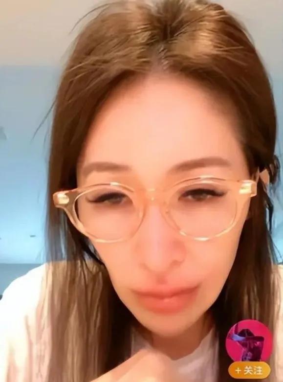 不管萧亚轩年轻的时候怎样风流潇洒，现在44岁了一个人，怎么看都有点可怜。
她的小