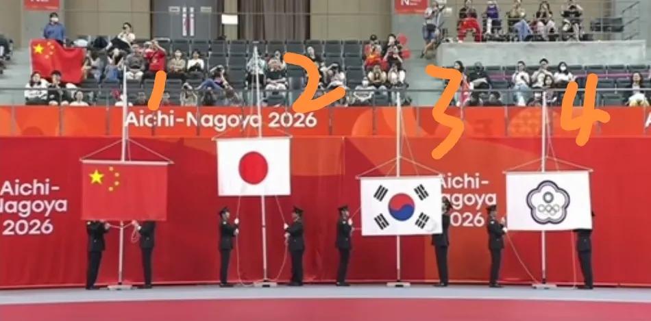 日本亚运会八人手动升国旗，旗杆是“临时工”。