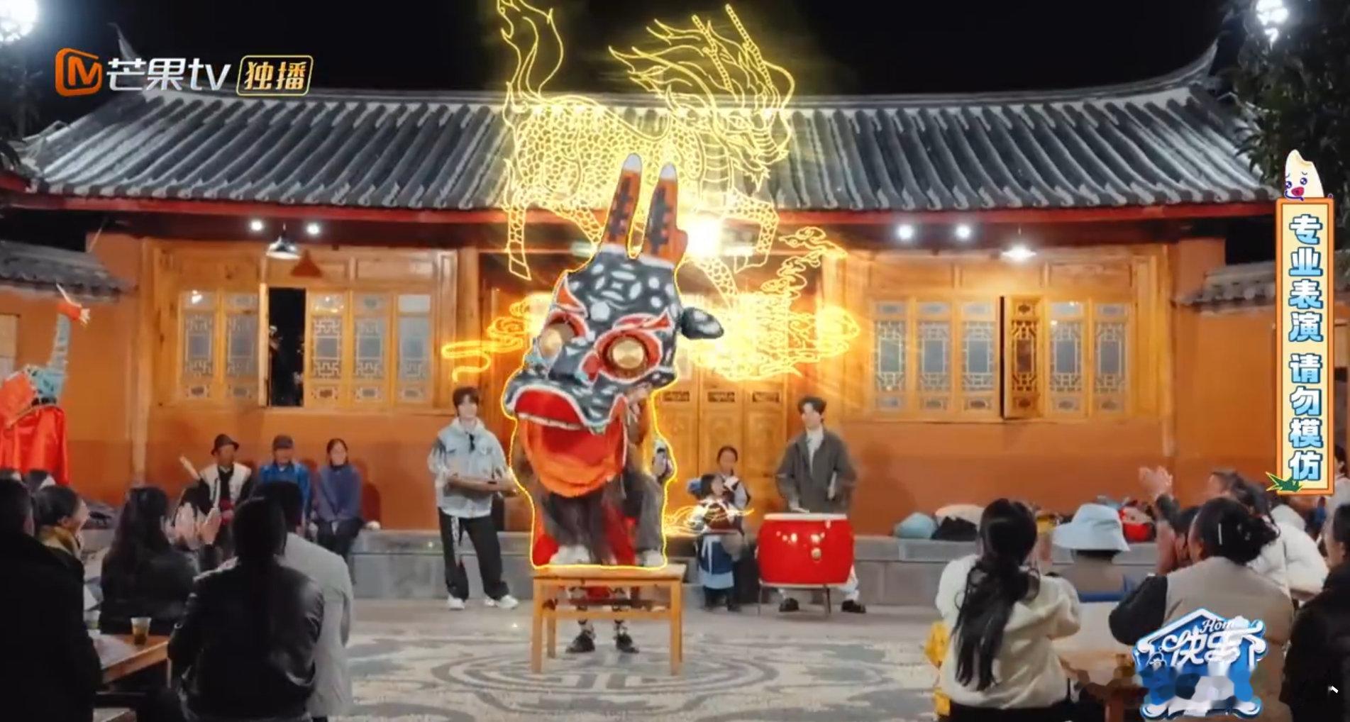 王栎鑫麒麟上身气势满分被王栎鑫的麒麟舞帅到！霸气和灵动完美融合，戴上麒麟头就是舞