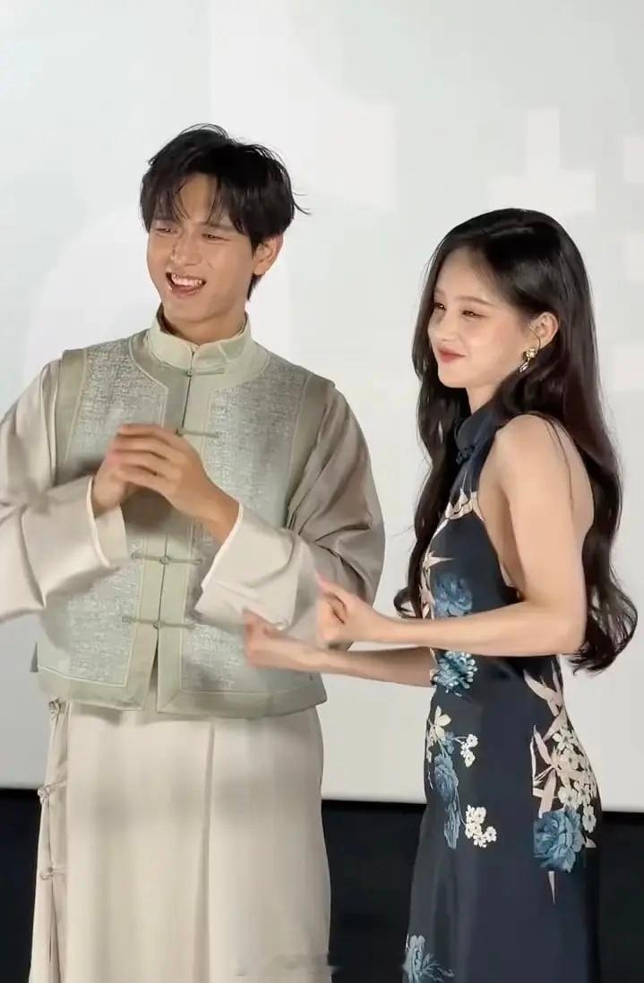 李🧵这个状态...和李一🪣同框隔辈了脸部状态75后精神状态85后 ​​​