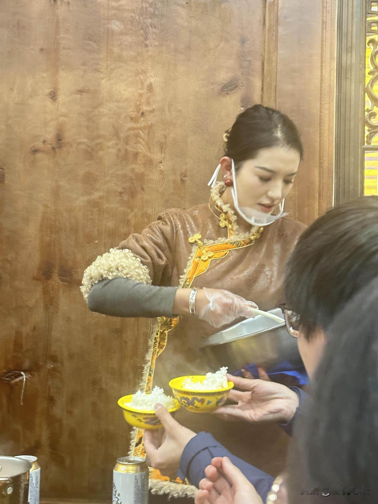 在香格里拉，见到了神仙姐姐！
眼睛直接粘她身上，挪都挪不开半分。

苹果原相机直