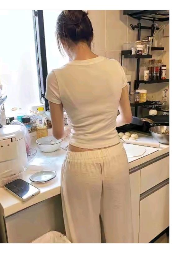 惊“喜”
美女下班就回家；
忙着就把厨房进；
今天老公出差回；
做个硬菜让他惊；