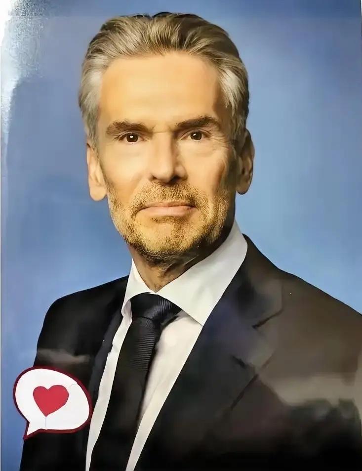 近几日荷兰光刻机巨头ASML出来放话了。说在美国封锁下，中企现在想买到EUV光刻