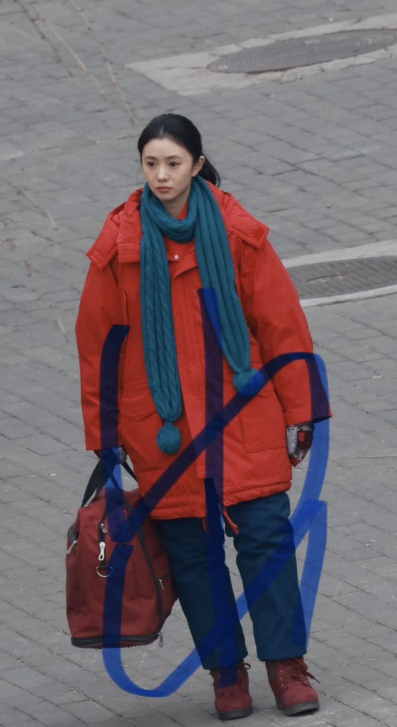 刘浩存 好丑的衣服好美的脸，极致反差，看来是妆造老师get到了反差美学。