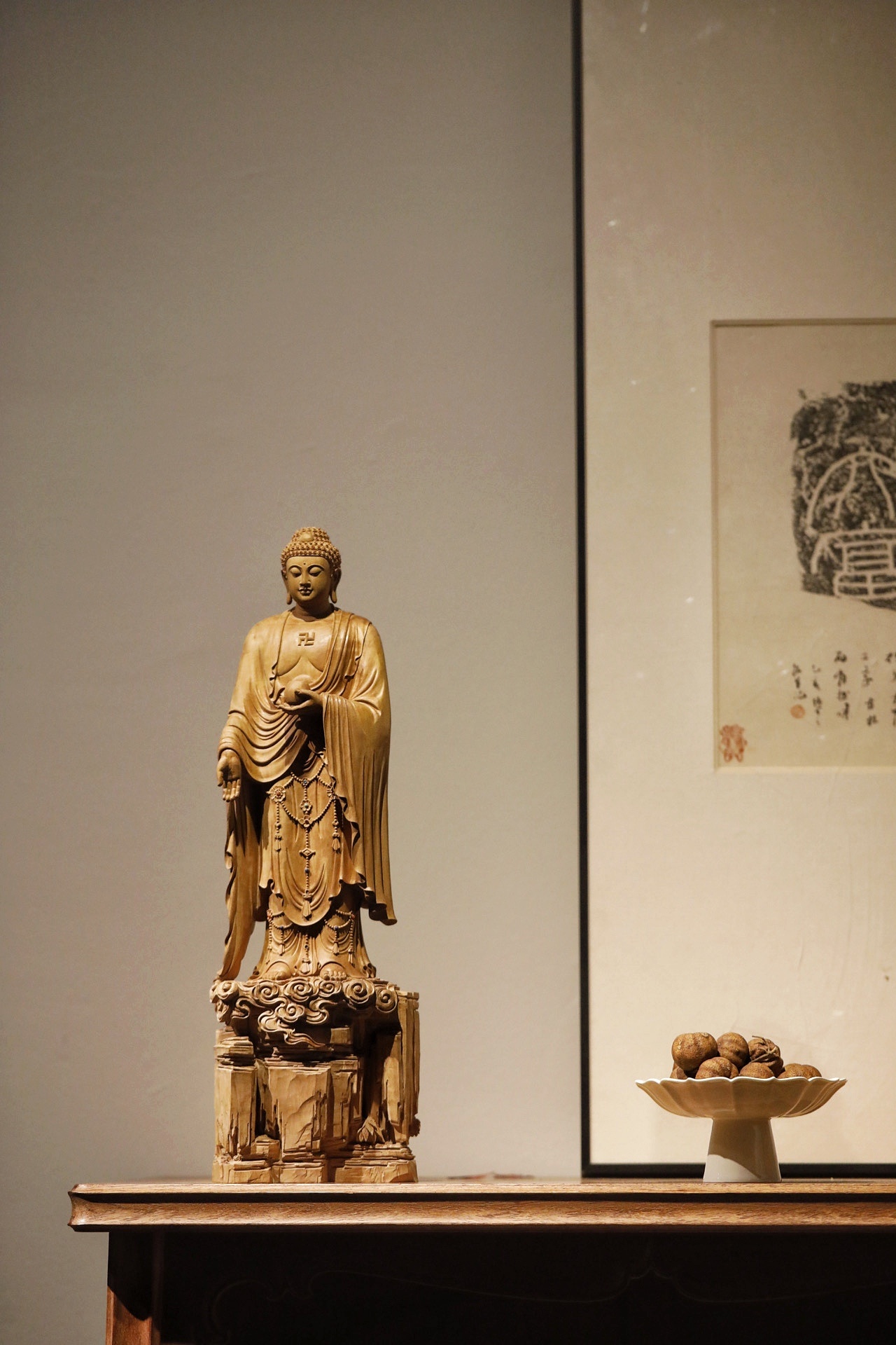 老山檀香 | 释迦摩尼佛以整料清刀工艺精琢释迦摩尼立像，佛面慈悲肃穆，螺髻规整，