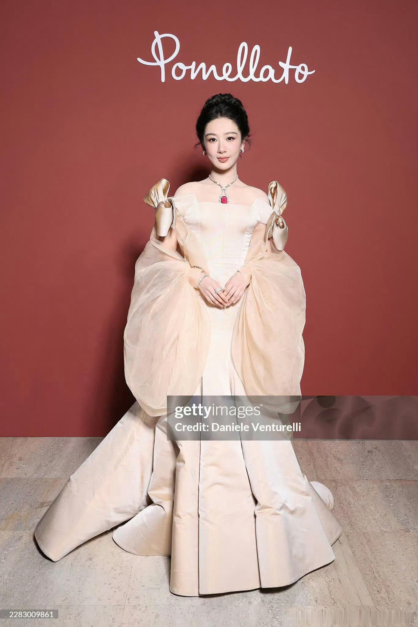 杨紫蝴蝶结泡泡袖高定杨紫现身巴黎宝曼兰朵高珠展，上身Alexis Mabille