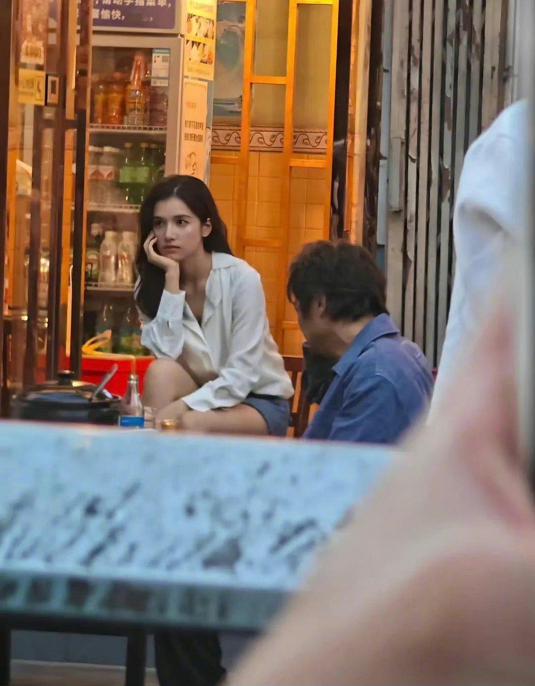路人偶遇镜头下的张婧仪和周也，谁更美？ ​​​