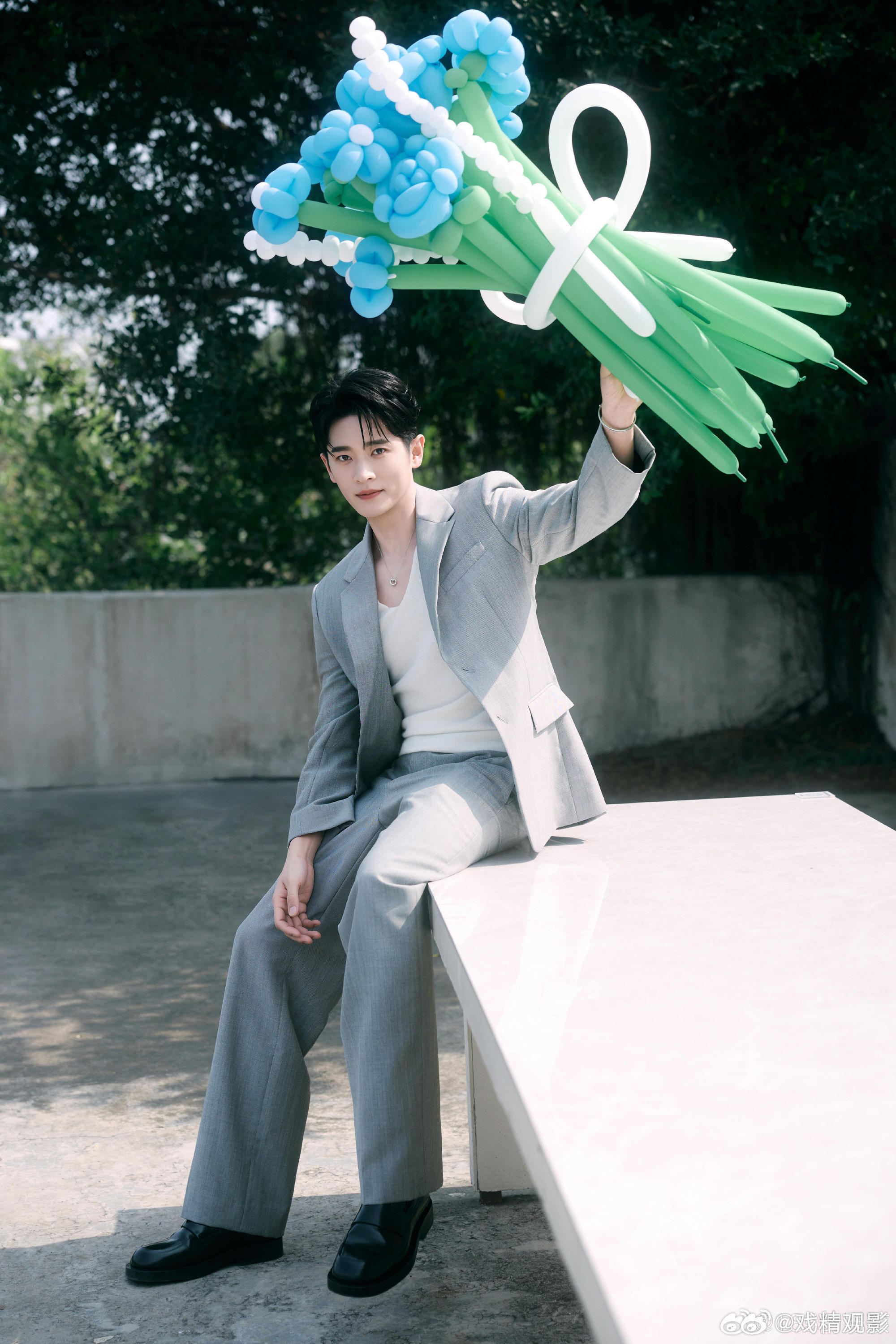 丞磊人生镜头持续上新 刷到丞磊新短片直接被击中，和综艺里的样子反差感也太大了吧，