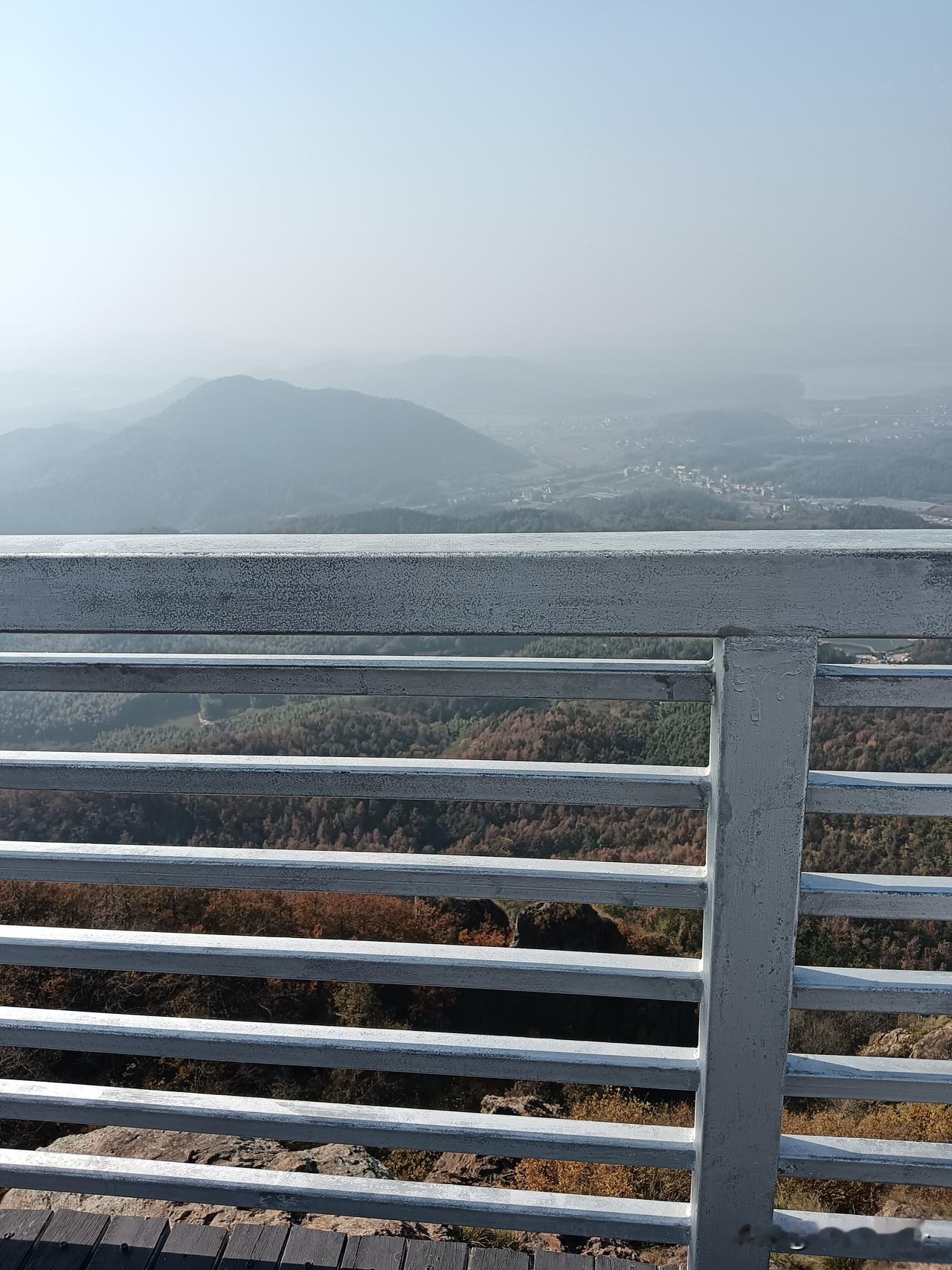 秋意浓，阳光明媚的周末，一家人爬山，开心，其乐融融。

爬到山顶 ，俯视山下风景