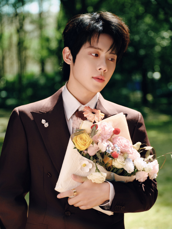 周奇 脸颊痣周奇 脸颊痣！谁懂周奇这颗脸颊痣的含金量，自带俊逸温润的气质，矜贵又