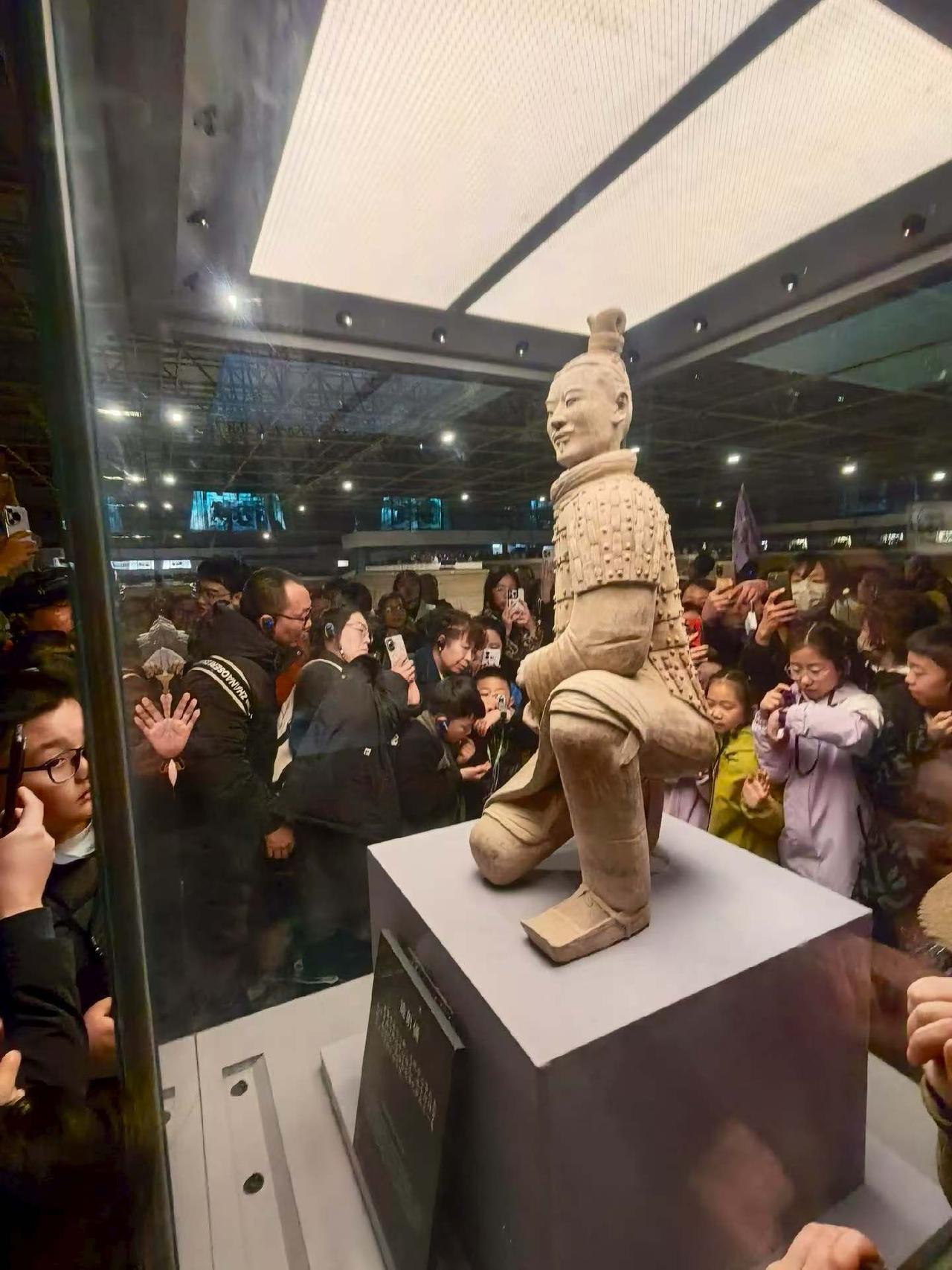 很多网友千里迢迢来西安，在兵马俑景区成功挤成兵马俑本佣，可能秦始皇都没有想到，两