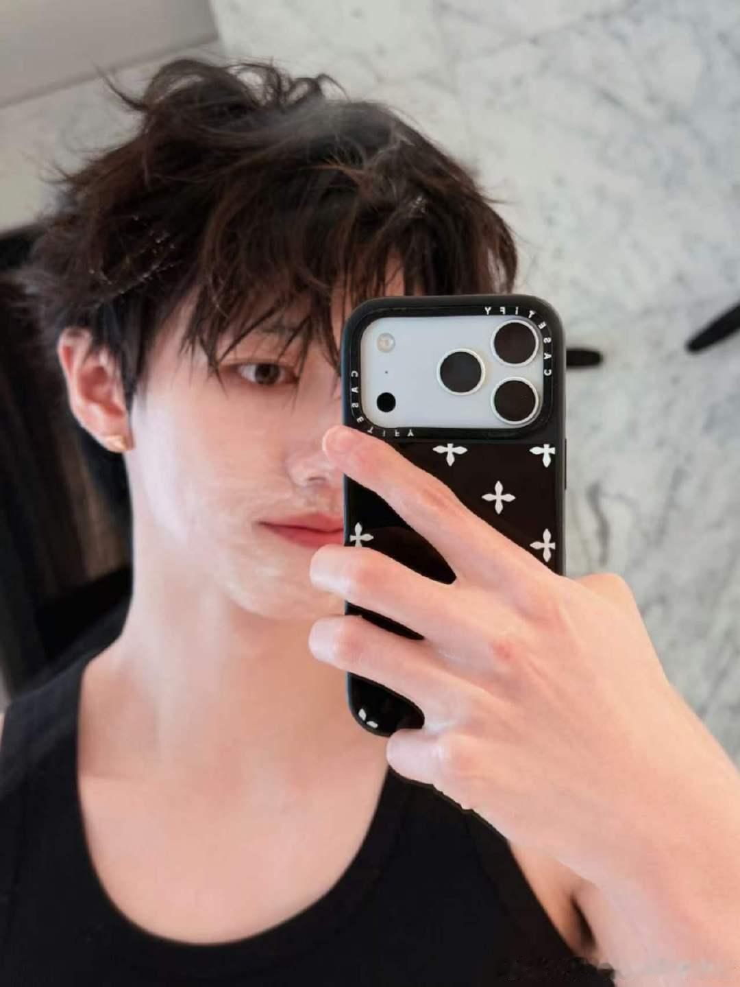 朱志鑫长倒刺了得多吃点菜朱志鑫黑色无袖对镜拍朱志鑫黑色无袖对镜拍来啦 