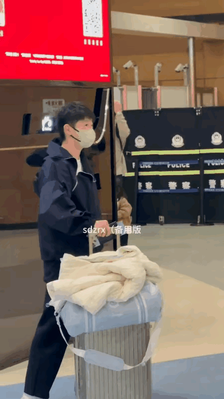 莎莎的新皮肤真好看莎莎成都出发飞香港，脱下了羽绒服，里面的内搭，真好看。莎莎穿黑