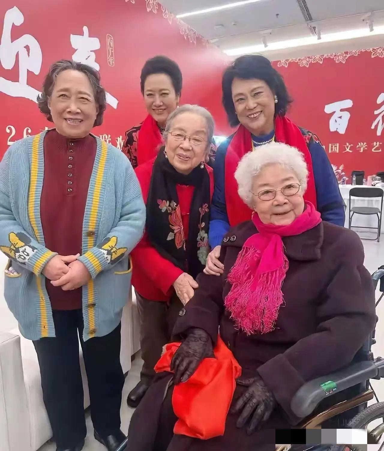 不是我吹！这五位可是演艺圈德高望重的老艺术家，年轻人可能不熟悉，熟悉的人都已经不