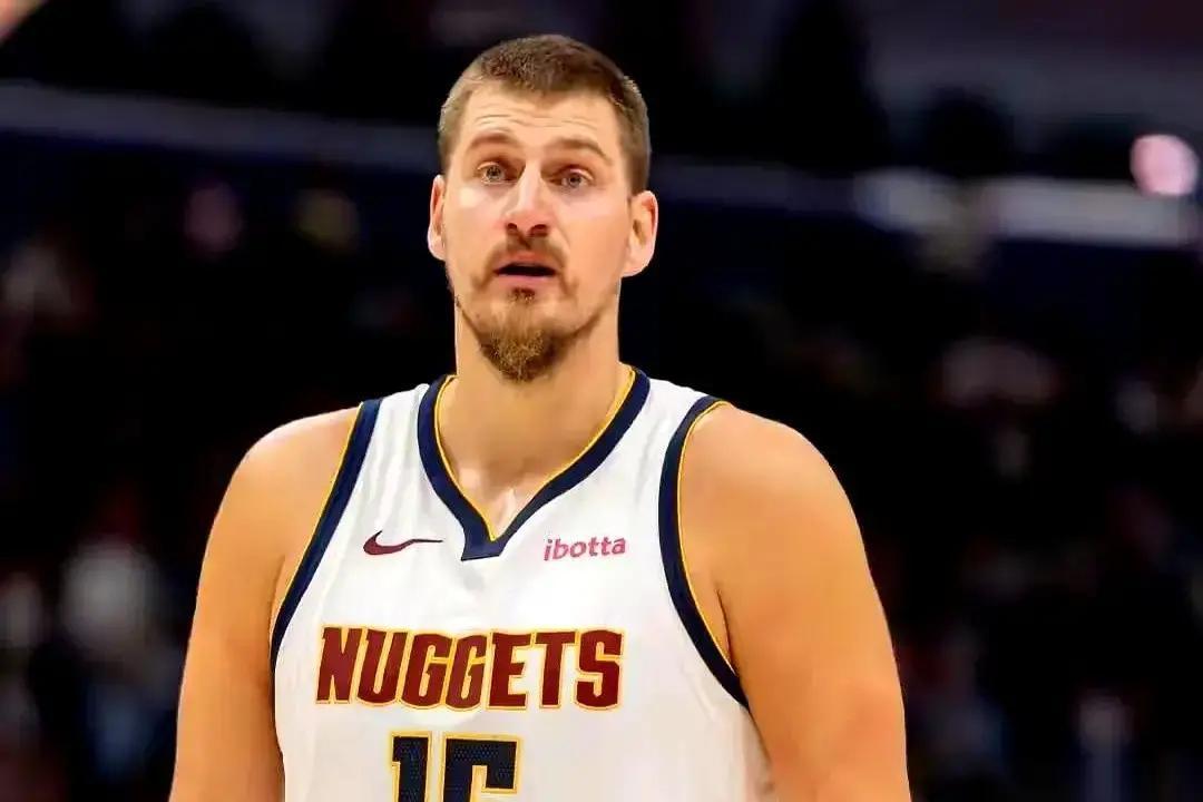 别再争论詹姆斯和杜兰特谁更强了。他们俩现在怕的是同一个人。
 
杜兰特刚输球，直