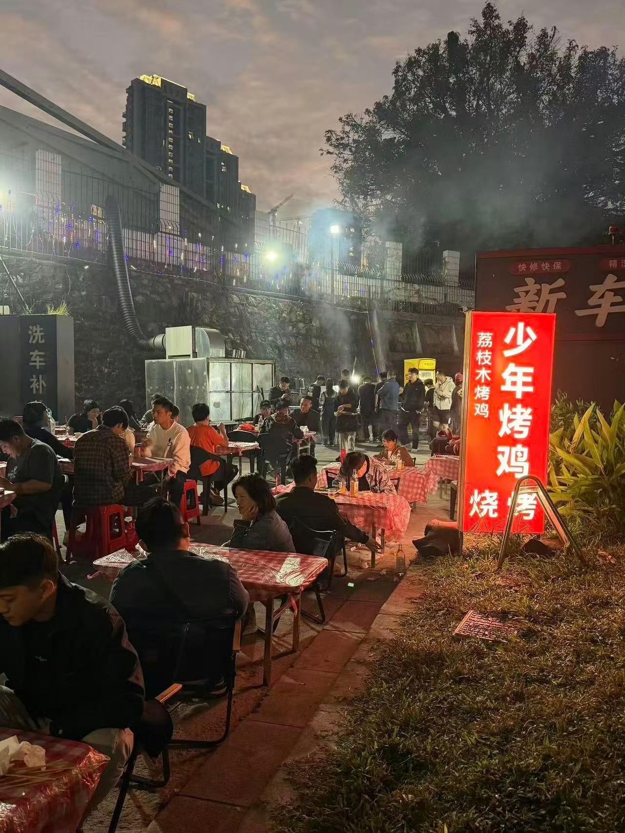 香港网友：去深圳特意去吃少年烧鸡，排队排咗一个小时，试咗下，感觉招牌烧鸡都唔错，