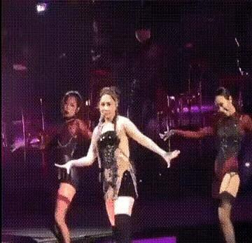 阿娇没死在照片里，她活成了自己的反面。
当年全网骂她清纯人设崩了，现在她穿紧身衣