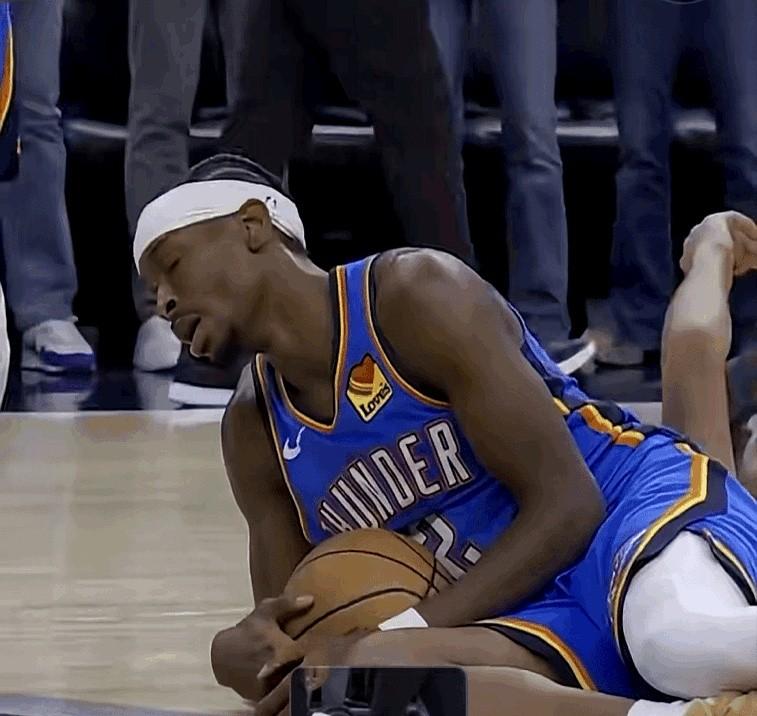 雷霆开赛2场打了2个双加时，火箭和步行者都是难啃的骨头。
这小子是真把球场当自家