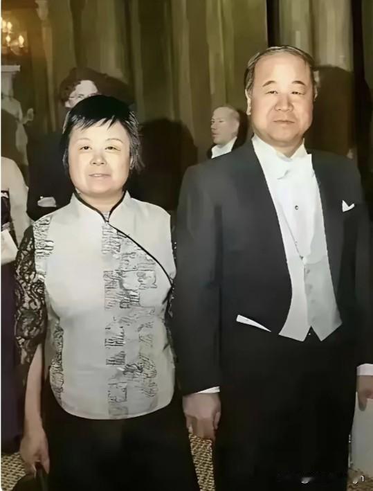 这张照片是当年去瑞典领取诺贝尔文学奖的时候拍摄的。大家都说他俩夫妻相十足，脸型、