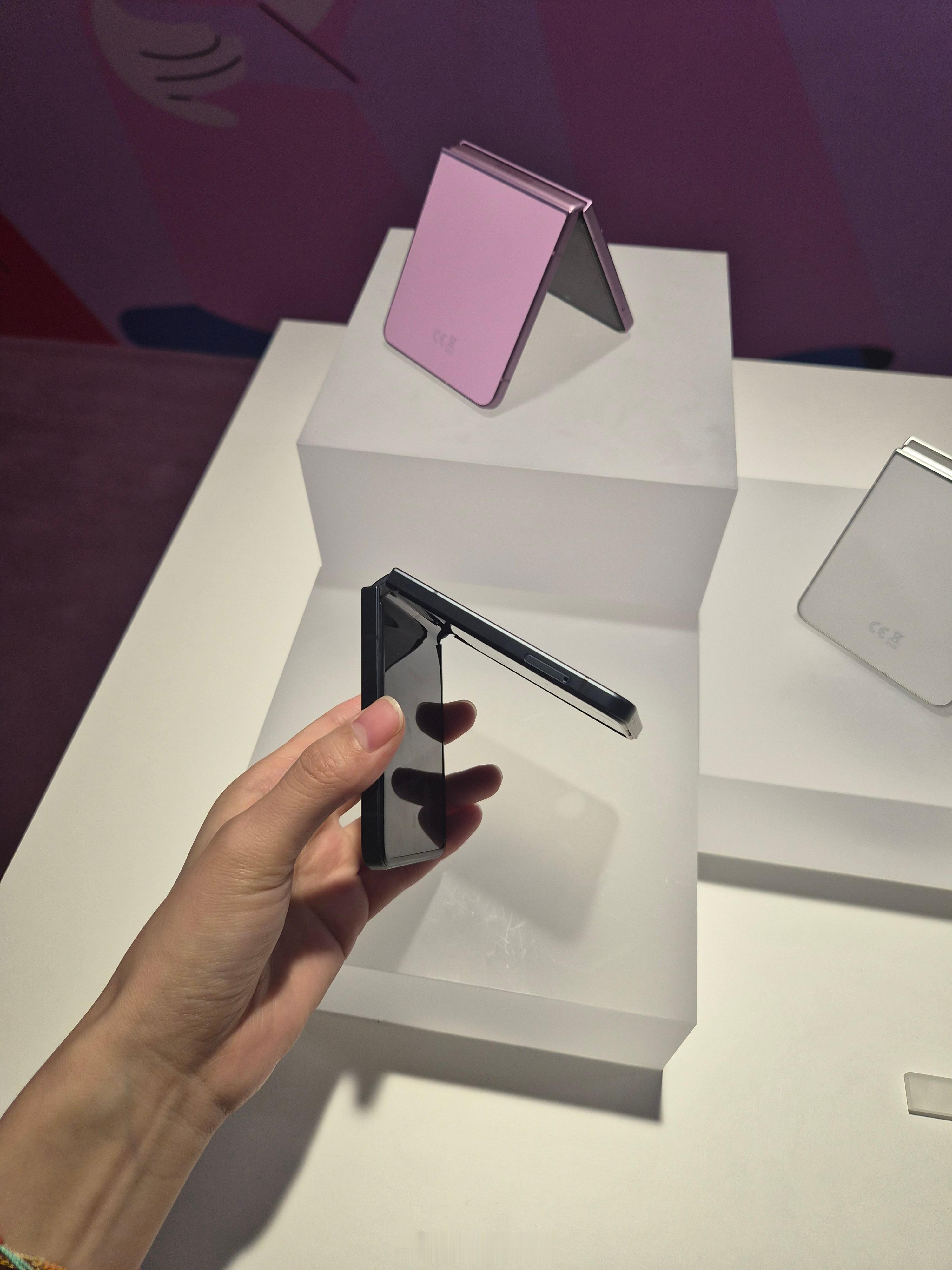 三星连着发布了三款折叠：大折叠Fold8 Ultra、阔折叠Fold8、小折叠F