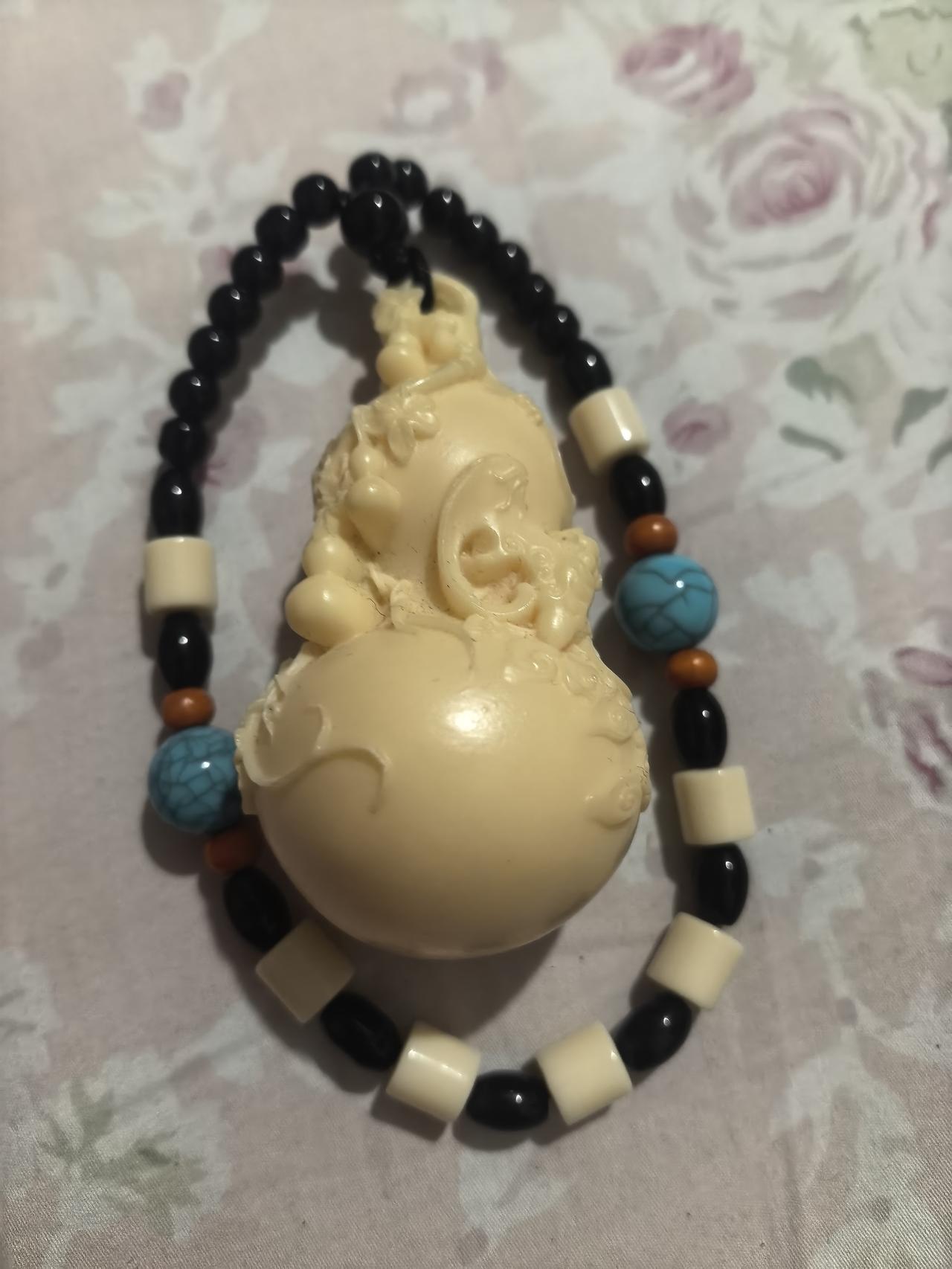 别人送我的，说是崖柏的，有点压手，我搓了几个月它也没有包浆，还是那么白。我又重新