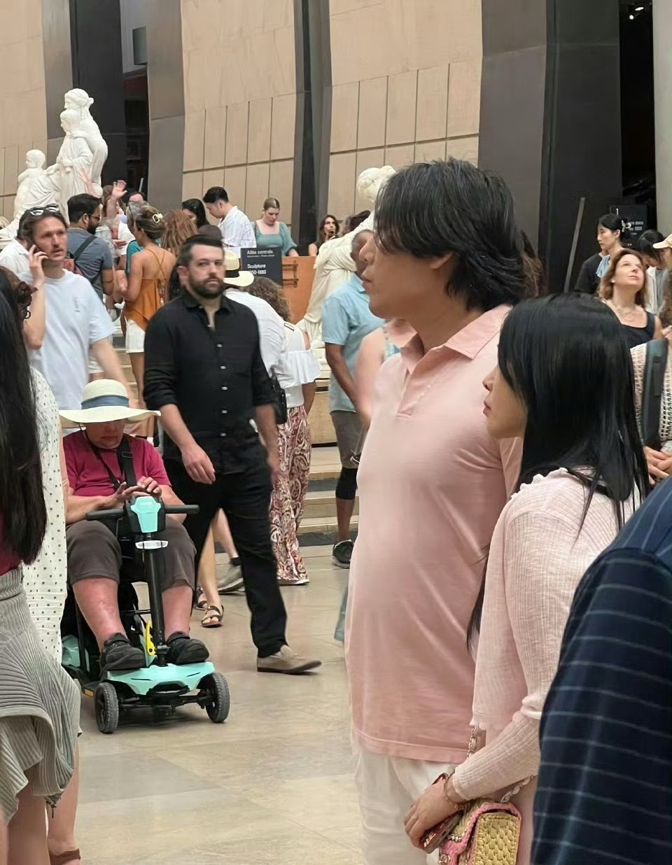 秦昊是不是已经在为下一个角色准备了，明星这身材很显眼。 ​​​