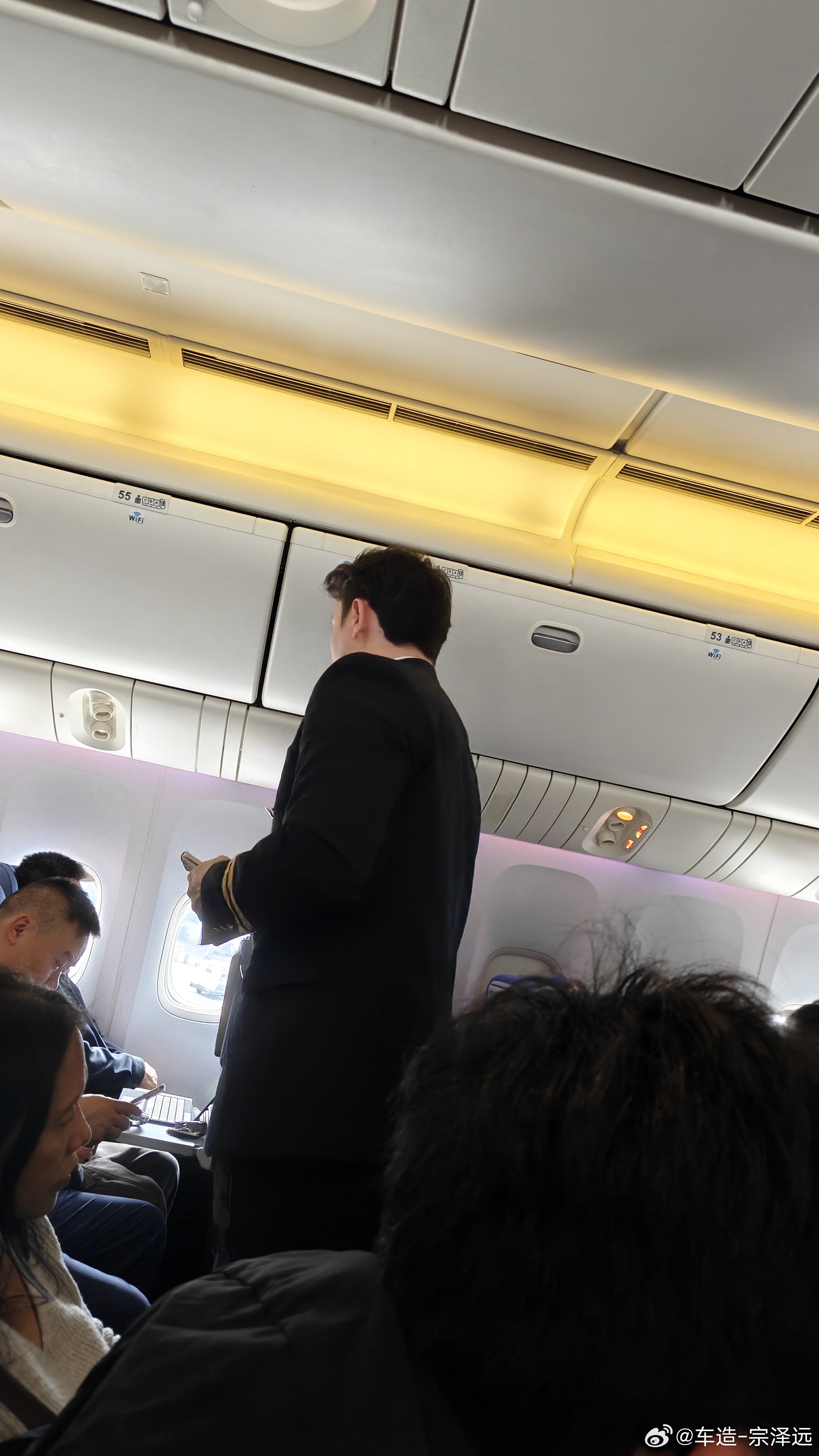 不是，我坐的这还是国航么这金发空少怎么回事女乘客都坐不住了，各种按铃要毛毯