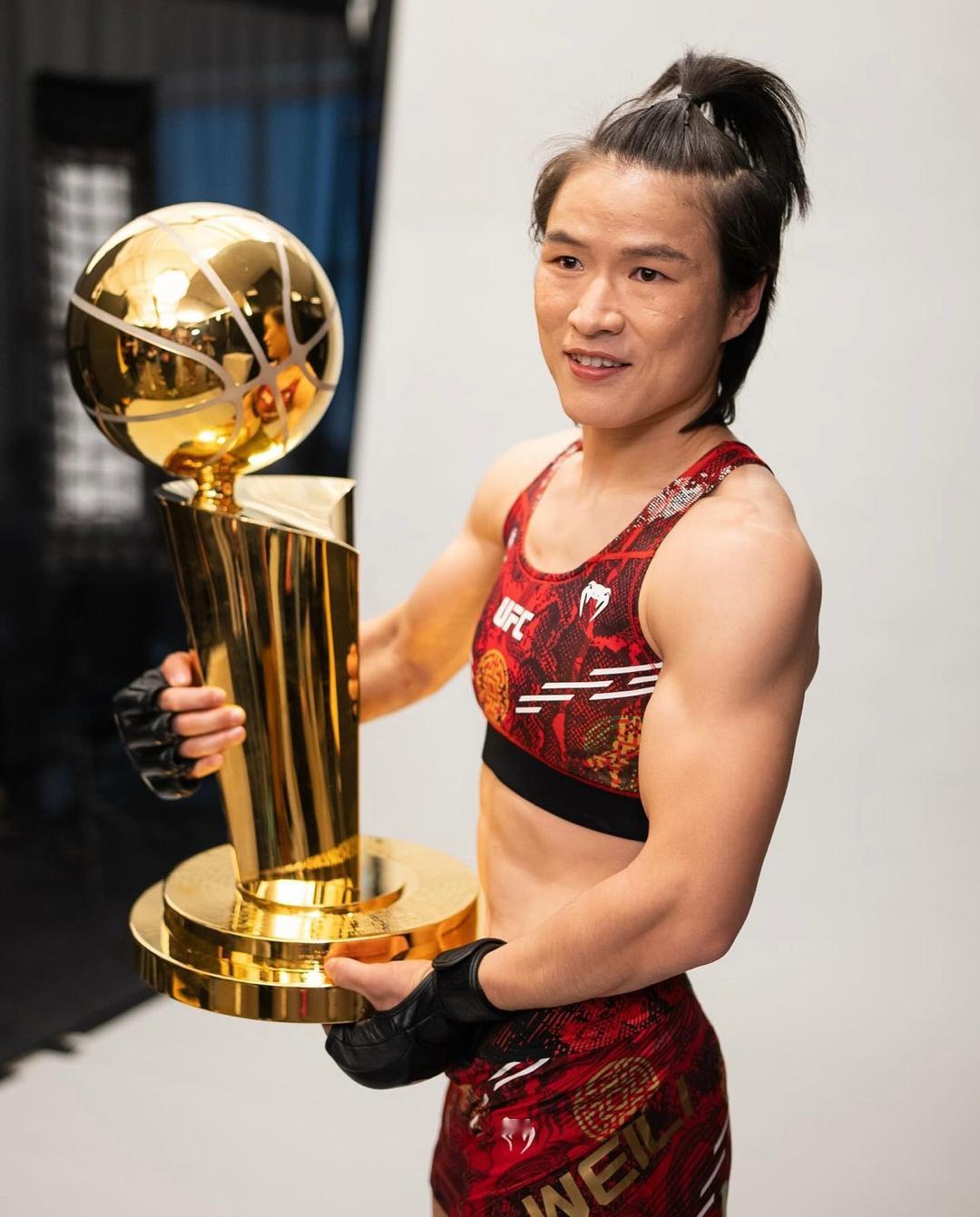 中国德比即将上演！UFC300媒体日，中国选手张伟丽和闫晓楠与NBA总冠军奖杯合