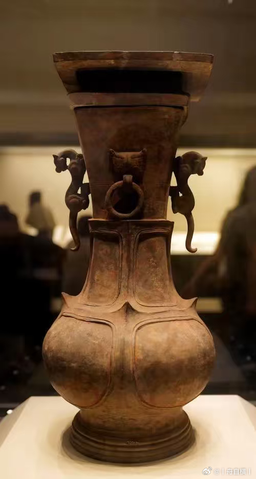 战国墓中的的仿铜陶壶这件战国朱绘兽耳陶壶，1957年出土于北京市昌平区松园村战国