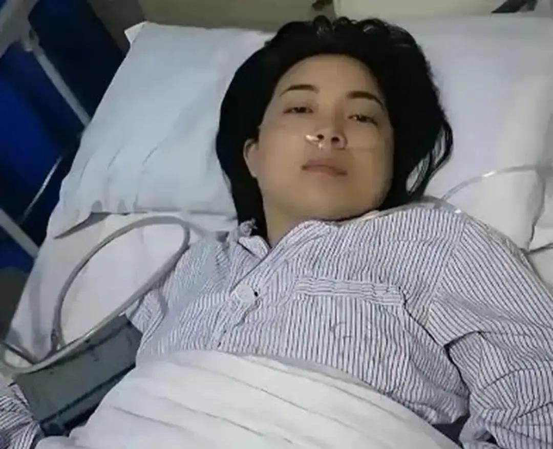 河南24岁女孩病重，未婚夫倾尽积蓄救治，女孩病逝后女孩一家的做法感动无数人。河南