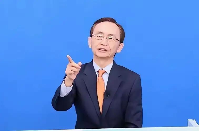 吴子嘉直播当场质问：你郑丽文要是真有胆量、一心期待和平统一，那还跑什么美国？更别