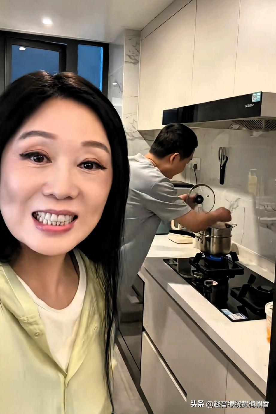 吴琼在视频里说道：“今天是我老公的生日，我比他整整大了15岁，我要给他个惊喜。”