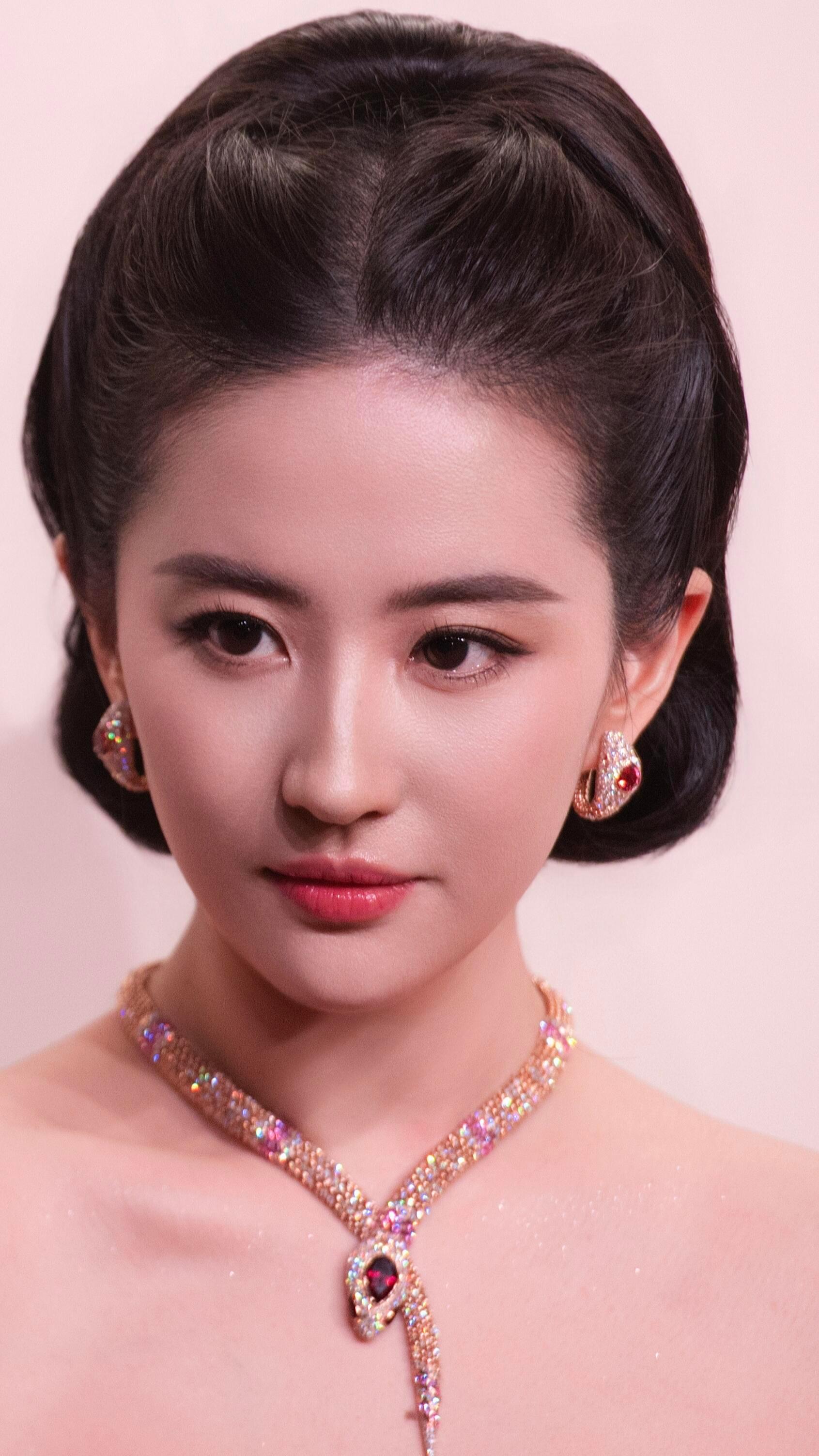 睡前洗眼，刘亦菲今日新图怼脸就这样权威