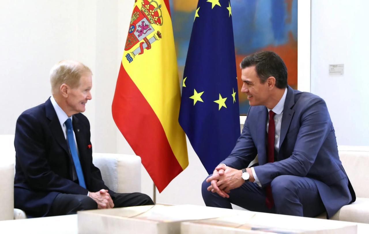 美国宇航局长称：防止中国将月球南极“占为己有”并“霸占”潜在的水冰资源，美国必须