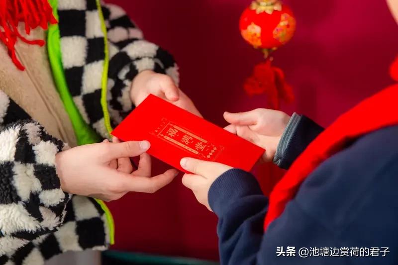 妈妈要求孩子上交压岁钱合理吗 妈妈要求孩子上交压岁钱合不合理，得分情况看。小时候